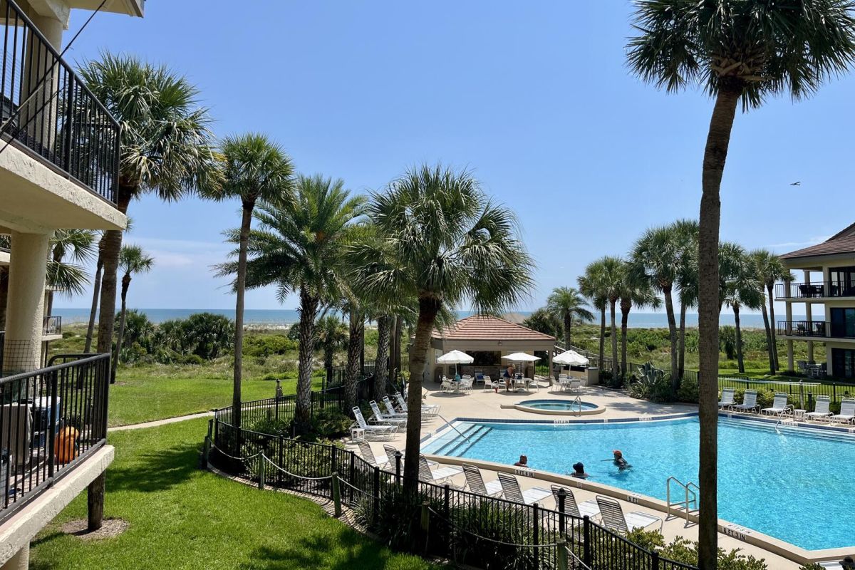 ocean side view/poolside balcony